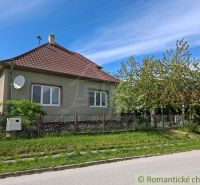 Rodinný dům v Orešanech s červenou střechou a udržovanou zahradou.