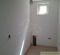 Malý pokoj v rodinném domě s oknem a přípravou na instalace.