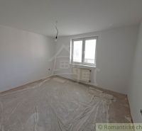 Prázdný pokoj v rodinném domě, bílé stěny, plastový obal na podlaze.