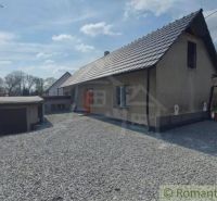 Rodinný dům v Sobotišti s betonovým dvorkem a přilehlou garáží.