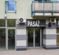 Obchodní prostory na Račianském náměstí v Bratislavě - Novém Městě s nápisy 