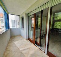 Zasklený balkon s výhledem a vstupem do 3pokojového bytu.