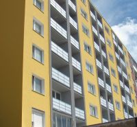 Bytový dům se žluto-šedou fasádou a balkony na Budapešťanské v Košicích, Sídliště Ťahanovce.