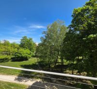 Výhled na park obklopený stromy z 3-pokojového bytu na Lesnické v Košicích.