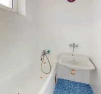 9dSEW4Dcuhq-Bathroom.jpg