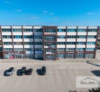Budova s kancelářemi na ulici Svornosti v Bratislavě - Podunajských Biskupicích.