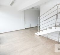 Kanceláře se schodištěm, prosklenou stěnou a podlahou s dřevěným dekorem.