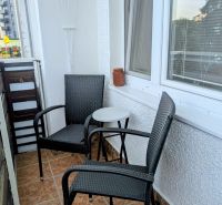Balkon v Dubnici nad Váhom na Centrum I se dvěma židlemi a stolkem.