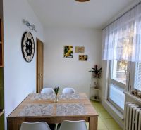 Jídelna v 2-pokojovém bytě s jídelním stolem a dekoracemi.