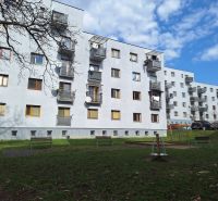Bytový dům na ulici Majakovského v Prešově obklopený zelení a parkovištěm.