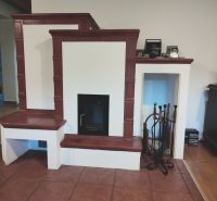 Interiér rodinného domu s tradičním krbem a náčiním na bílém pozadí.