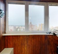 Zasklená lodžie s dřevěným obkladem a kolem ve 3-pokojovém bytě.