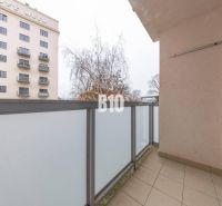 Balkón 4-pokojového bytu na Vrbovské Cestě v Piešťanech s výhledem na Nový Mlýn.