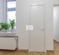 Interiér 3-pokojového bytu s rostlinami na parapetu a podlahou s dřevěným dekorem.