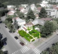 Rodinný dům v lokalitě Bratislava - Staré Město, obklopený zelení a cestou s auty.