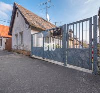 Rodinný dům s bránou na ulici Jadranská v části Bratislava IV, pozemky - bydlení.
