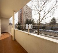 Balkon 3-pokojového bytu na Račianské ulici v Bratislavě III s výhledem na okolí.