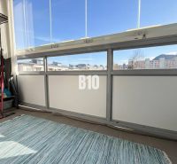 Balkon 3pokojového bytu v Ružomberku s výhledem na město a hory.