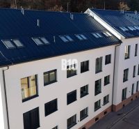 Bytový dům v Dolním Kubíně s moderními okny a balkóny, ideální pro 2-pokojový byt.