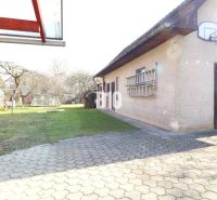 Dvůr rodinného domu v Turanech s garáží a basketbalovým košem.