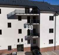 Fasáda bytového domu v Dolním Kubíně s parkovištěm a balkóny, ideální pro 2-pokojový byt.