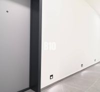 Chodba v 2-pokojovém bytě s dlažbou světlého odstínu a dveřmi.
