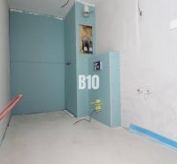 Interiér 3-pokojového bytu s nedokončenou koupelnou s instalacemi a sádrokartonem.