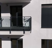 Balkon se zaskleným zábradlím a okenicemi na budově dvoupokojového bytu v Dolním Kubíně.