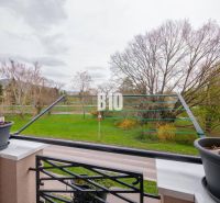 Balkon 3pokojového bytu v Nitře s výhledem na zeleň a stromořadí.