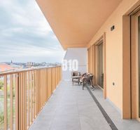 Balkon 3-pokojového bytu v Nitře s výhledem na město a venkovním posezením.