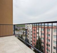 Balkon 2-pokojového bytu v Bánovcích nad Bebravou s výhledem na okolní budovy.