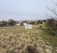 Pozemky - bydlení v Rosině s výhledem na okolní krajinu a domy.