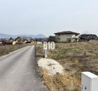 Pozemky - bydlení v Rosině, klidná lokalita s výhledem na okolní domy a přírodu.