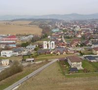 Letecký pohled na obytnou oblast v Rosině s domy a zelení. Pozemky - bydlení.