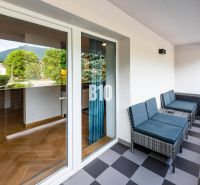 Balkon s ratanovými křesly v Terchové, s výhledem na 1-pokojový byt.