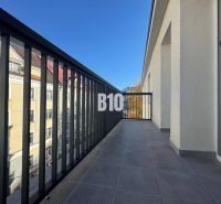 Balkon s výhledem na budovy v Žilině, vhodný pro 2pokojový byt.