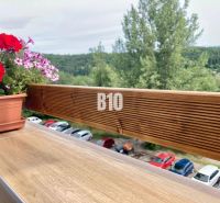 Balkon s květinami a výhledem ze 3-pokojového bytu v Žilině.