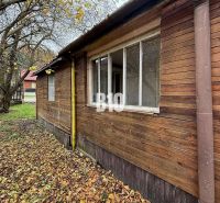 Rodinný dům v Kotešové se starší dřevěnou fasádou, obklopený podzimními listy a stromy.