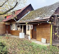 Rodinný dům v Kotešové s tradiční architekturou a podzimním listím na dvoře.
