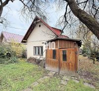 Rodinný dům v Kotešové s dřevěným přístřeškem a zahradou na podzim.