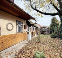 Exteriér rodinného domu v Kotešové s podzimními listy na dvoře.