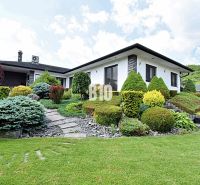 Vila v Súľově-Hradné s nádhernou zahradou a upravenými keři.