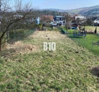 Pozemky - bydlení v Radoľi, zasazené v malebné krajině s rodinnými domy.