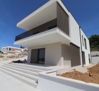 Vila v Žaboriči s prostornou terasou a minimalistickým designem.