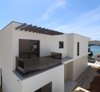 Vila v Žaboriči s terasou a výhledem na moře, moderní architektura.