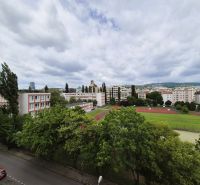 Pohled na školu a sportovní hřiště na Jelačičově ulici v Bratislavě - Ružinově.