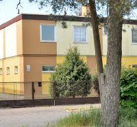 Rodinný dům na Nábřeží J. M. Hurbana v Michalovcích, obklopený zelení s plotem.