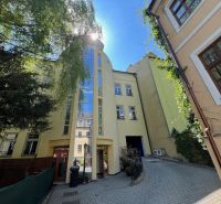 Budova se skleněnou fasádou v úzké uličce, Grösslingova, Bratislava - Staré Město. Kanceláře.