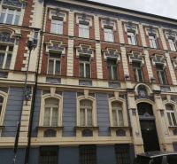 Historická budova na ulici Leškova v Bratislavě s bohatými architektonickými detaily.