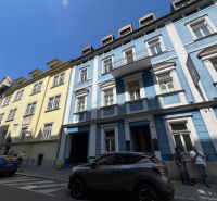 Budova na Grösslingově ulici v Bratislavě - Staré Město s modrou fasádou a kancelářemi.
